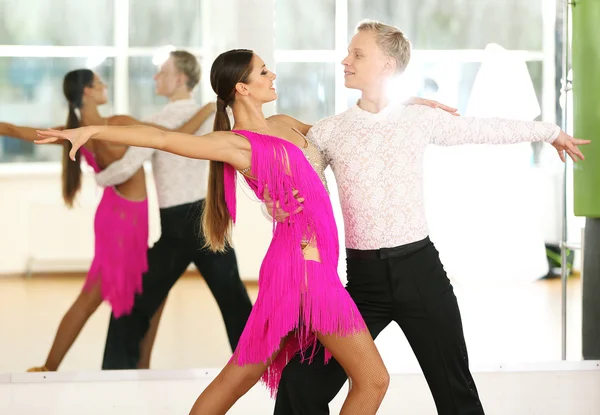 Mooi paar in actieve ballroom dans, binnenshuis — Stockfoto