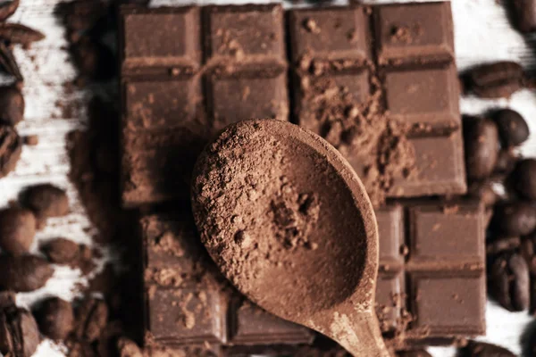 Çikolata, tahıl ve ahşap zemin üzerine kakao ile natürmort — Stok fotoğraf