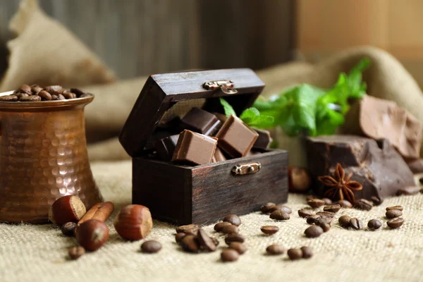 Natura morta con set di cioccolato su tela di iuta, primo piano — Foto Stock