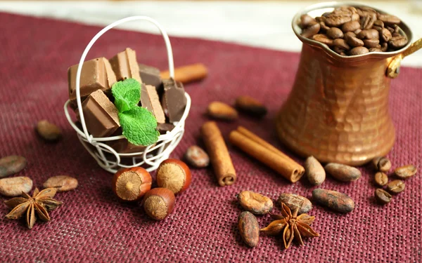 Zátiší s nastaveným čokolády, koření a ořechy na barva mat, záběr — Stock fotografie