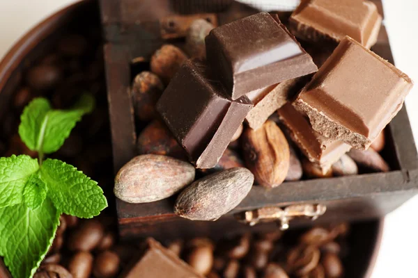 Stilleben med choklad, nötter och kaffe korn, närbild — Stockfoto