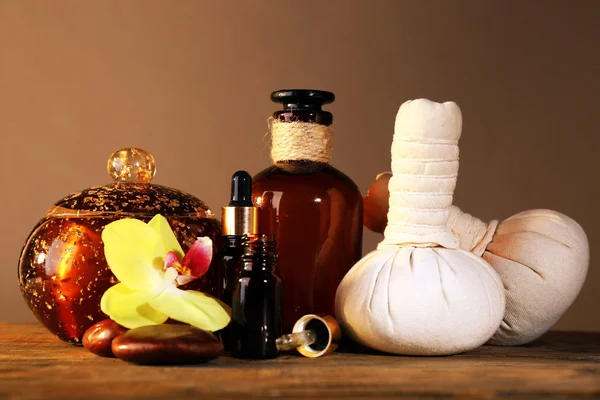 Wellness-Stillleben auf Holztisch auf braunem Hintergrund — Stockfoto