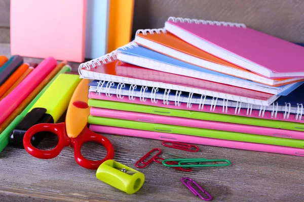 Kleurrijke briefpapier op houten tafel, close-up — Stockfoto