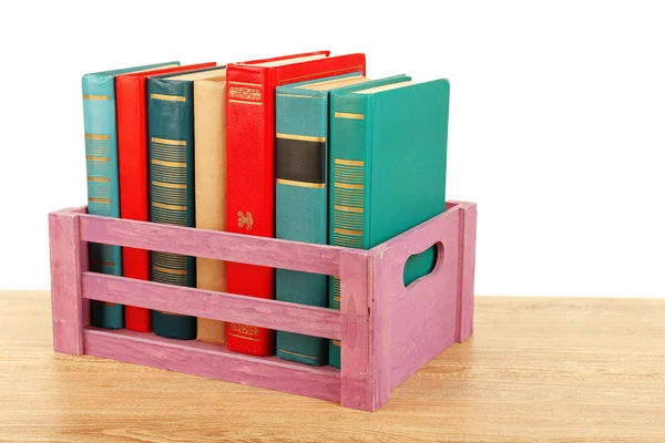 Bücher in Holzkiste isoliert auf weiß — Stockfoto