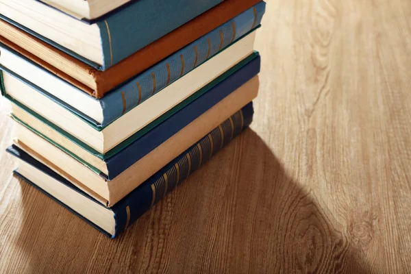 Livres anciens sur table en bois, gros plan — Photo