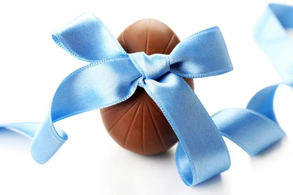 Cioccolato uovo di Pasqua con fiocco nastro di colore isolato su bianco — Foto Stock