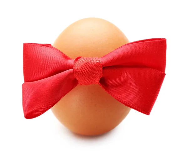 Huevo de Pascua con lazo de cinta de color aislado en blanco —  Fotos de Stock