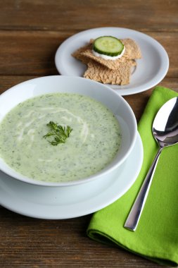 Salatalık çorbası kase rustik ahşap masa arka plan üzerinde