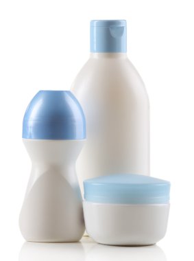 Beyaz arkaplanda izole edilmiş kozmetik şişeler