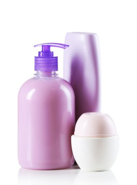 Beyaz arkaplanda izole edilmiş kozmetik şişeler