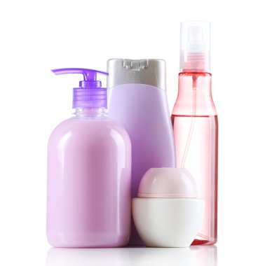 Beyaz arkaplanda izole edilmiş kozmetik şişeler