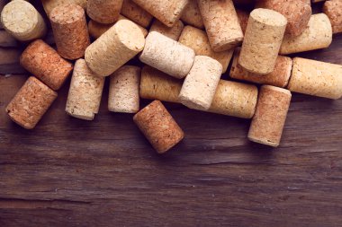 Rustik ahşap masa arka plan üzerinde şarap mantarlar