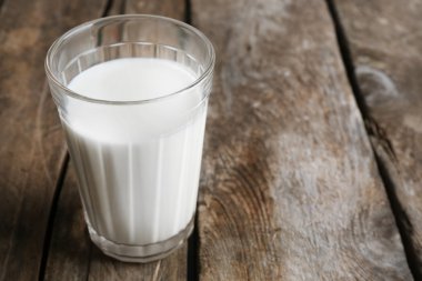 Rustik ahşap plakalar arka plan üzerinde süt