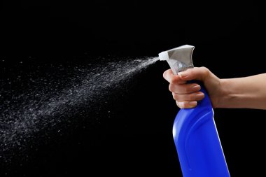 Erkek el siyah arka plan üzerine su püskürtme