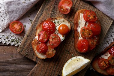 Beyaz tost dilim ile konserve domates ekmek ve ahşap masa arka plan üzerinde kesme tahtası üzerinde kireç