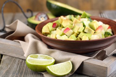 Elma ve kase tepsi tablo üzerinde Avokado salatası yakın çekim