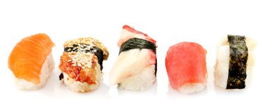 sushi set üzerinde beyaz izole