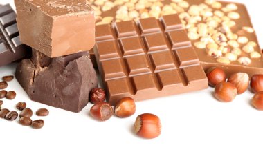 Çikolata fındık ve kahve çekirdekleri ile yakın çekim