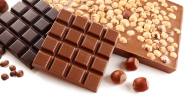 Fındık ve kahvenin üzerine beyaz izole çikolata bar