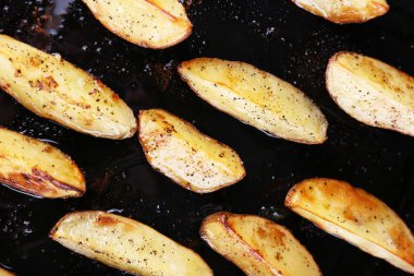 Fırında patates baharat Pan ile yakın çekim