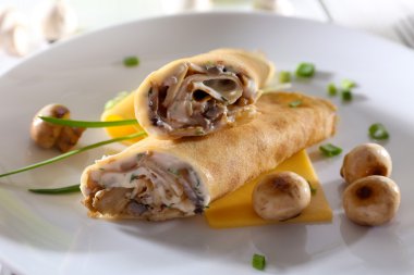 Krem ve ahşap masa, closeup mantarlı krep