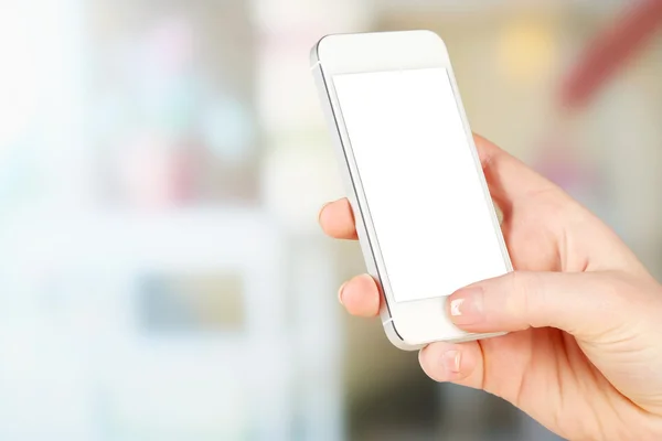 Hand hält Smartphone auf hellem Hintergrund — Stockfoto