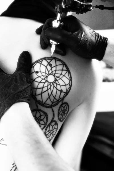 Proces tworzenia tattoo, z bliska — Zdjęcie stockowe