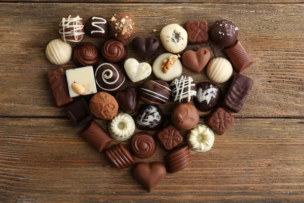 美味的巧克力糖果，木制背景 — 图库照片