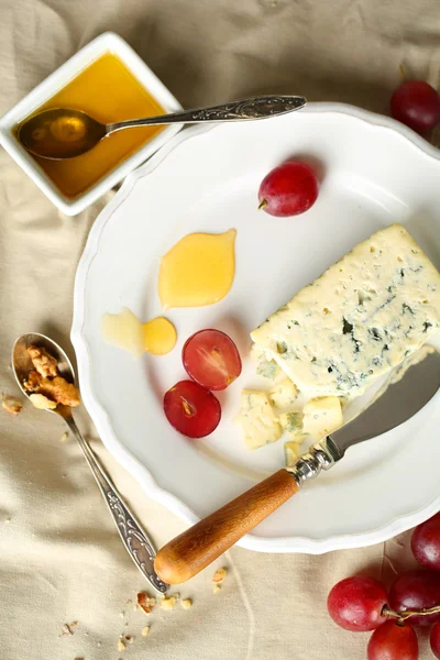 Still life with tasty blue cheese, close up — Stock Photo, Image