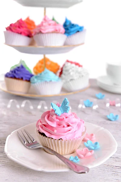 Heerlijke cupcakes op plaat op tabel close-up — Stockfoto