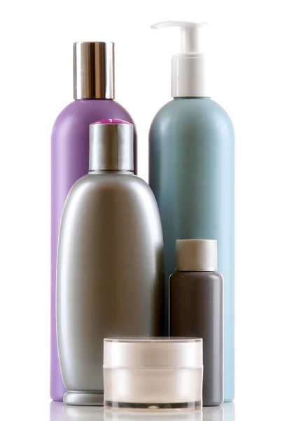 Beyaz arkaplanda izole edilmiş kozmetik şişeler — Stok fotoğraf