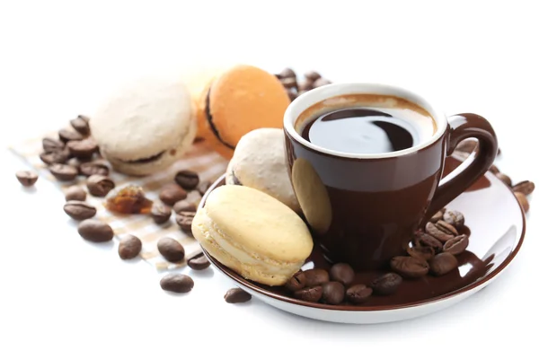 Mjuka färgglada macaroons och svart kaffe i mugg isolerad på vit — Stockfoto