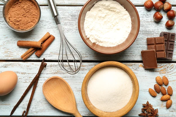 Lebensmittelzutaten und Küchenutensilien zum Kochen auf hölzernem Hintergrund — Stockfoto