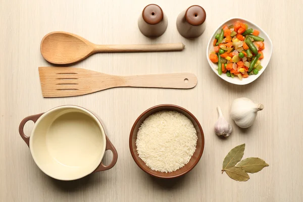 Ingredientes alimentares e utensílios de cozinha para cozinhar em fundo de madeira — Fotografia de Stock