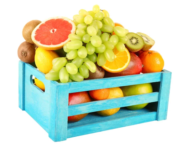 Assortiment de fruits en boîte isolée sur blanc — Photo