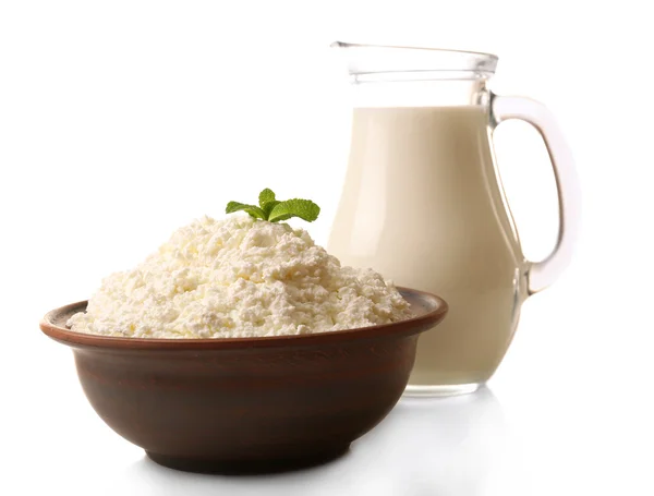 Jarra de vidrio de leche y tazón de barro de requesón aislado en blanco —  Fotos de Stock