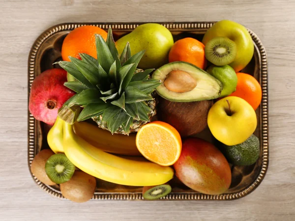 Sortimento de frutas na mesa de madeira — Fotografia de Stock
