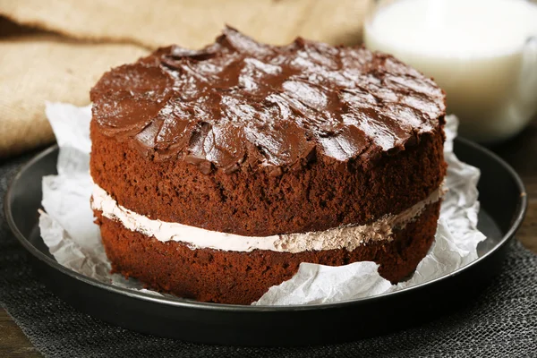 Köstlicher Schokoladenkuchen auf dem Tisch aus nächster Nähe — Stockfoto