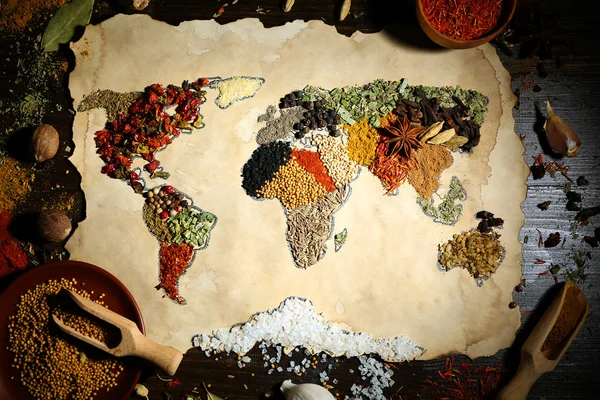 Mapa do mundo feito a partir de diferentes tipos de especiarias em fundo de madeira — Fotografia de Stock