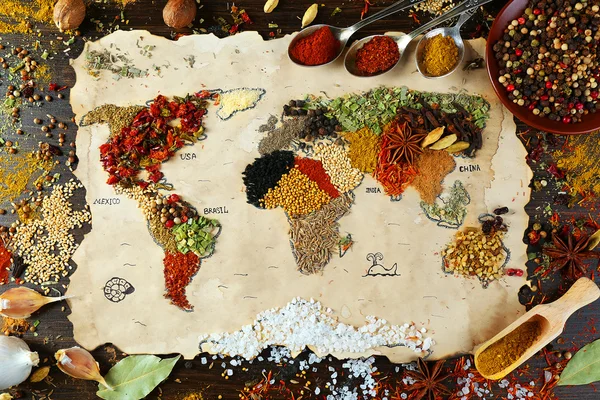 Kaart van de wereld gemaakt van verschillende soorten specerijen op houten achtergrond — Stockfoto