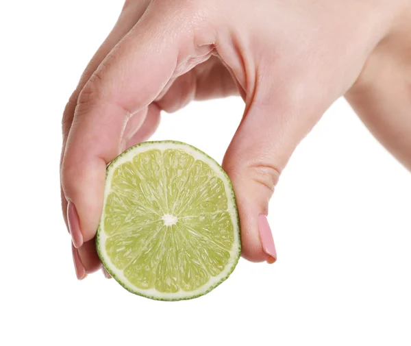 Mão feminina espremendo limão isolado em branco — Fotografia de Stock