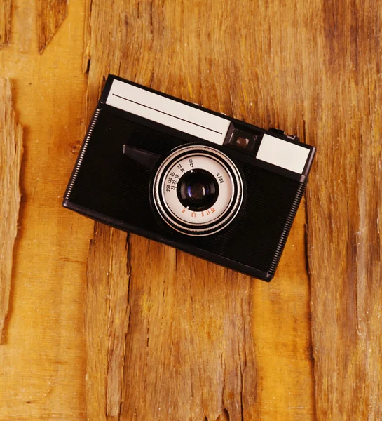 Retro câmera de fotos no fundo de madeira — Fotografia de Stock