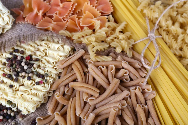 Olika typer av pasta på nära håll — Stockfoto