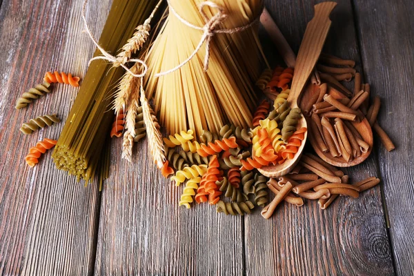 Verschiedene Arten von Pasta auf Holzgrund — Stockfoto