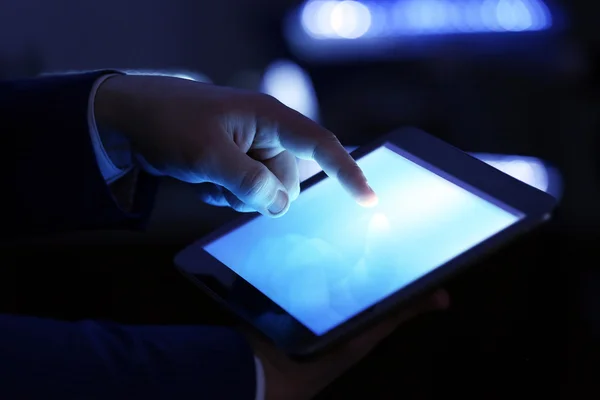 Masculino mão tocando tela tablet close-up — Fotografia de Stock