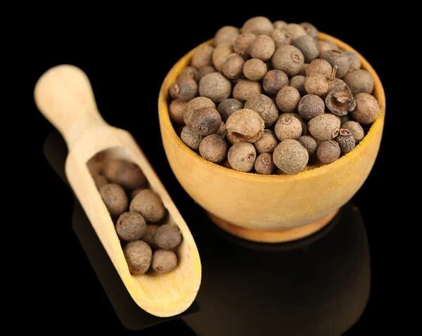 Allspice en tazón de madera, aislado en negro — Foto de Stock