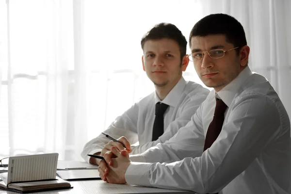Twee knappe ondernemers werken in office — Stockfoto