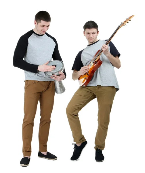 Dois jovens bonitos com instrumentos musicais isolados em branco — Fotografia de Stock