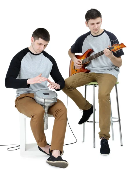 Dos jóvenes guapos con instrumentos musicales aislados en blanco —  Fotos de Stock