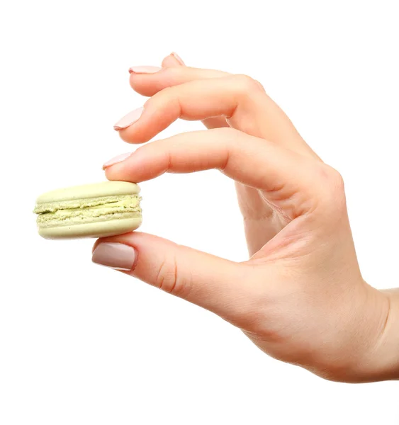 Läckra färgglada macaroons i kvinnlig hand isolerad på vit — Stockfoto